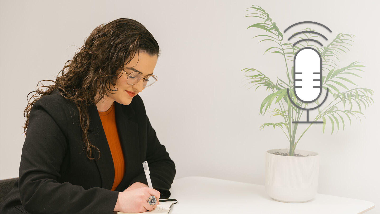 Jasmin Assulin deidei:n perustaja kirjoittaa muistivihkoon