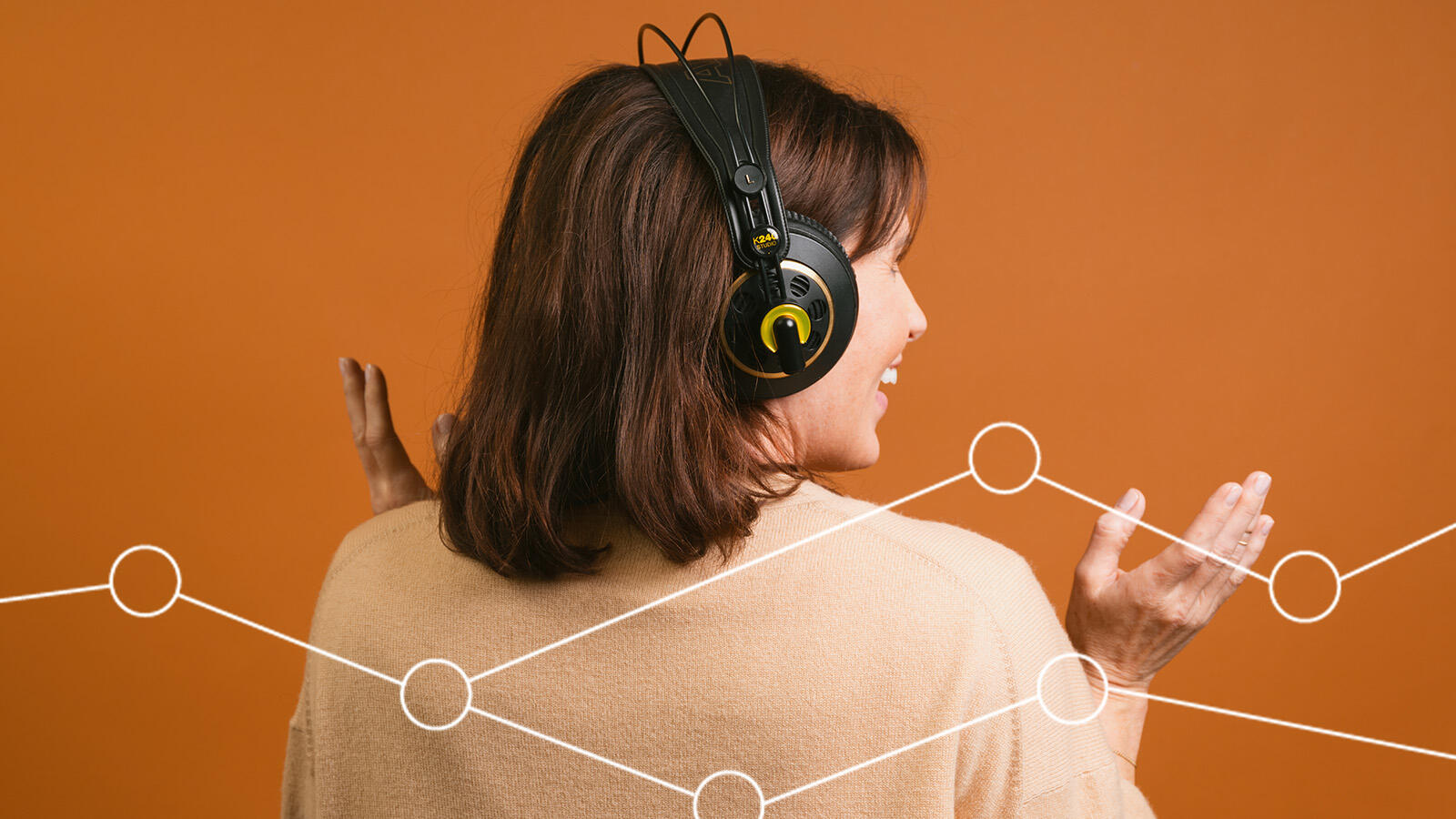 Optimistit-yrityspodcast juontaja selin luurit päässä