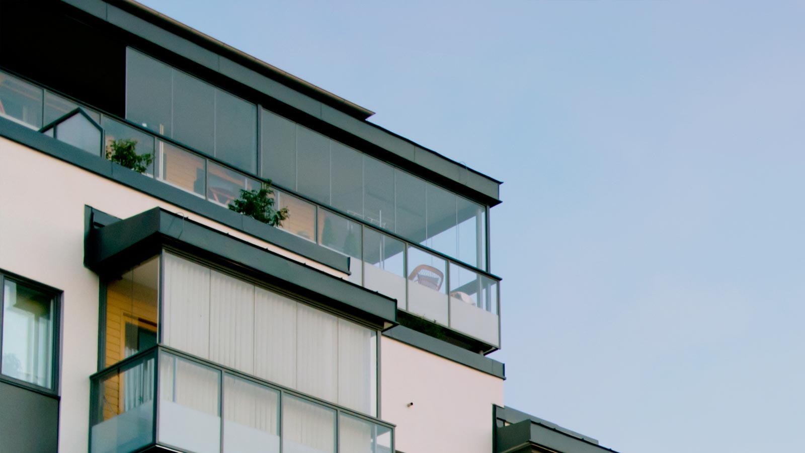 Kerrostalon ylimmän kerroksen parveke.