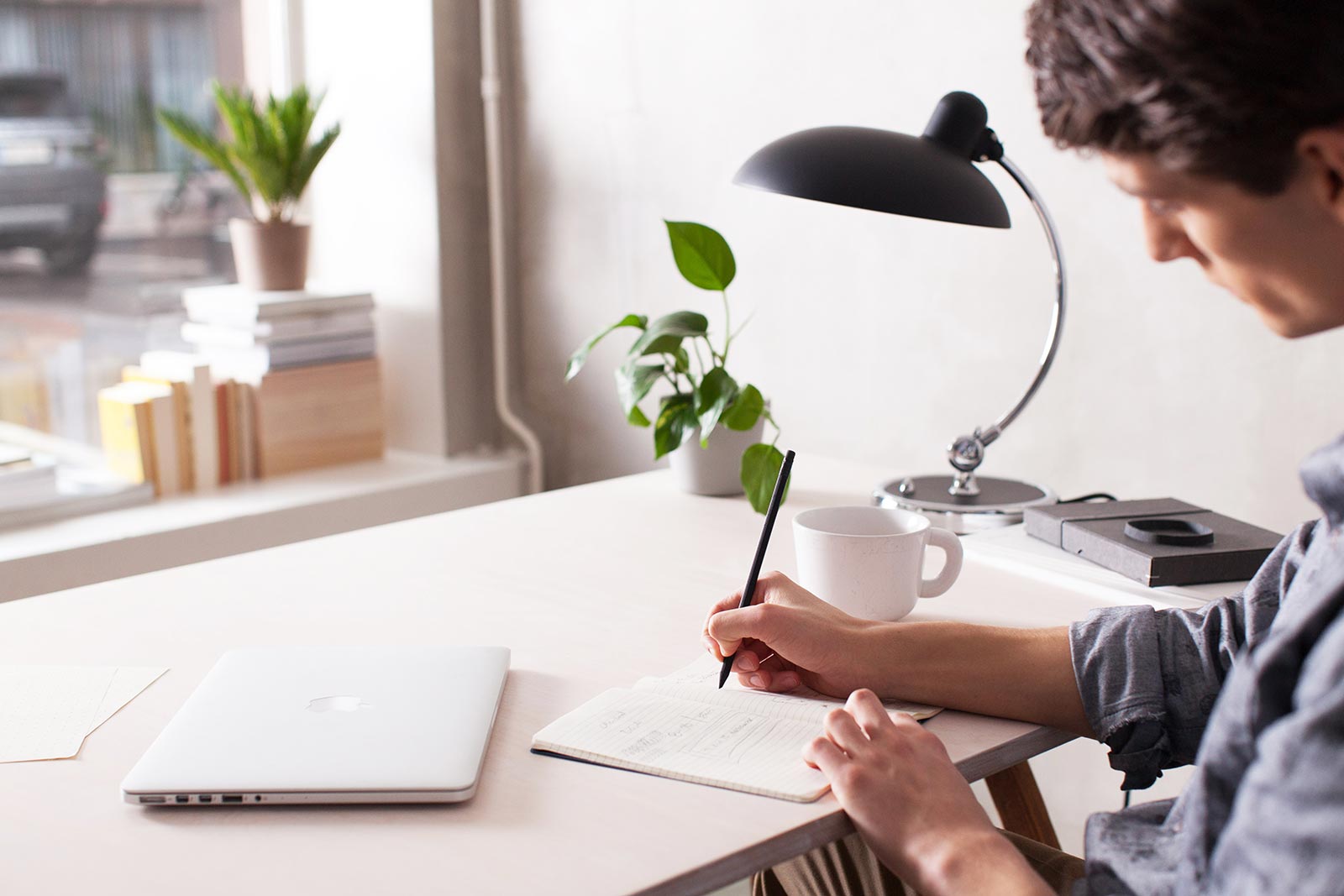 Mies työpöydän ääressä