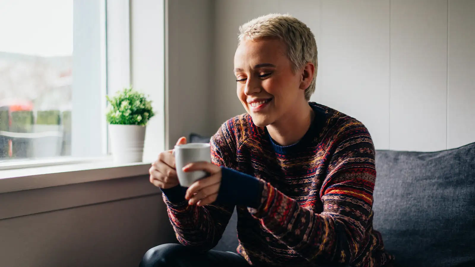 Nainen hymyilee pyytäessään tarjouksen vakuutuksista.