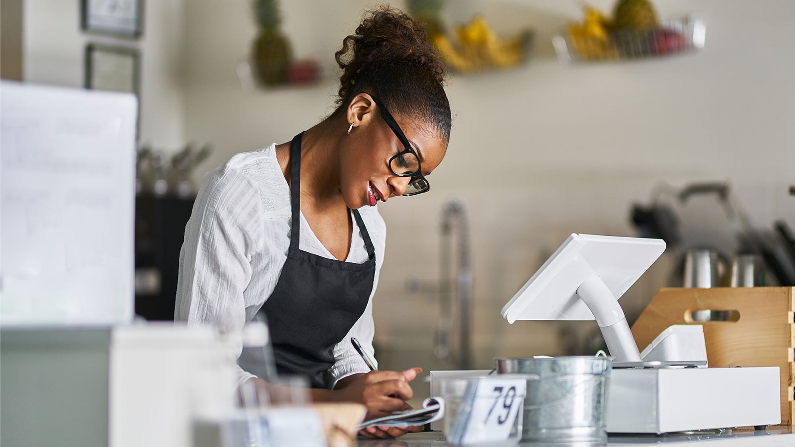 Kuvassa on nainen, joka tutkii kuinka vahinkoapua käytetään
