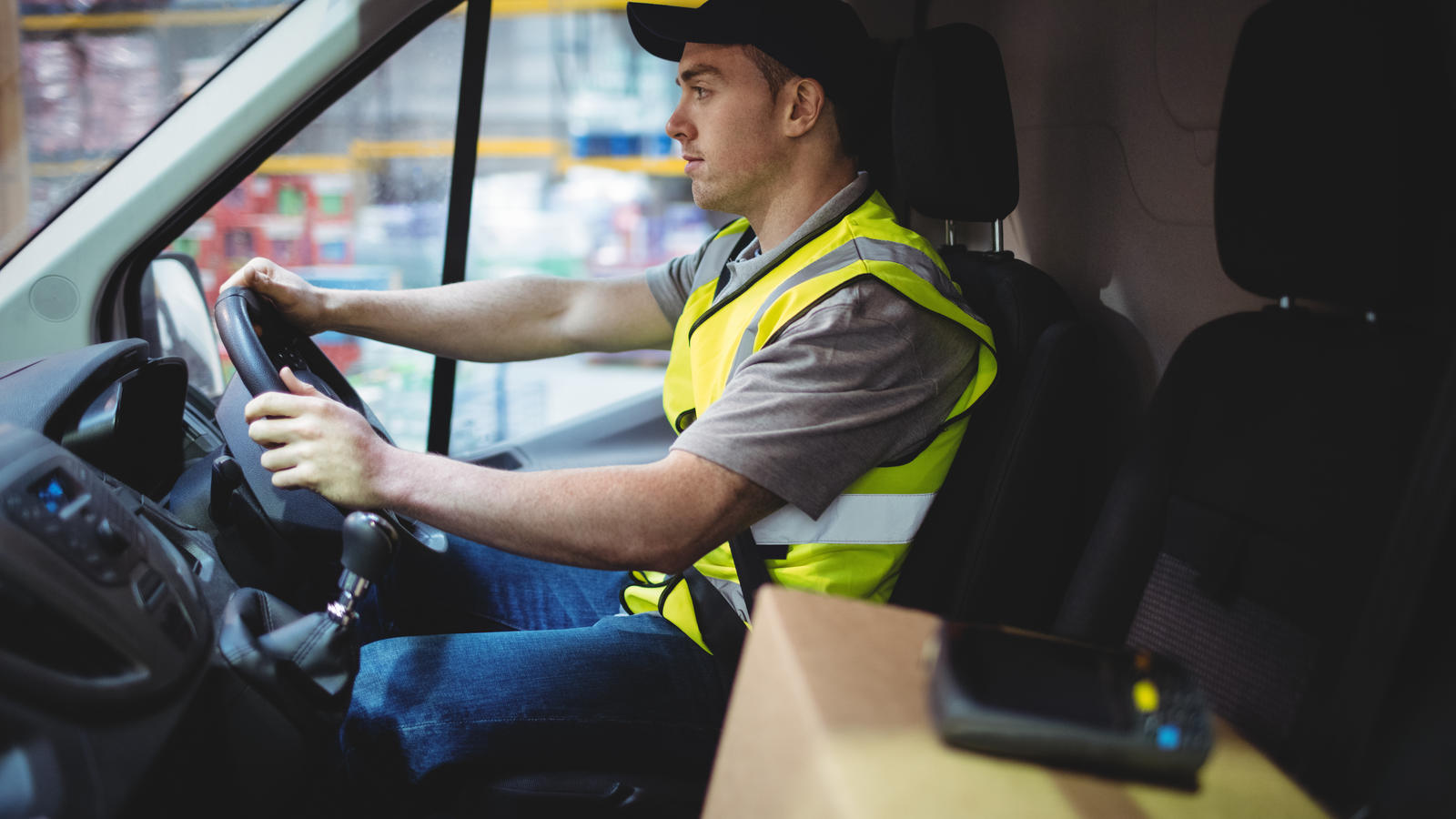 Kuvassa näkyy kuorma-auton kuljettaja jonka toiminnan kattaa ammattiliikenteen vakuutukset.