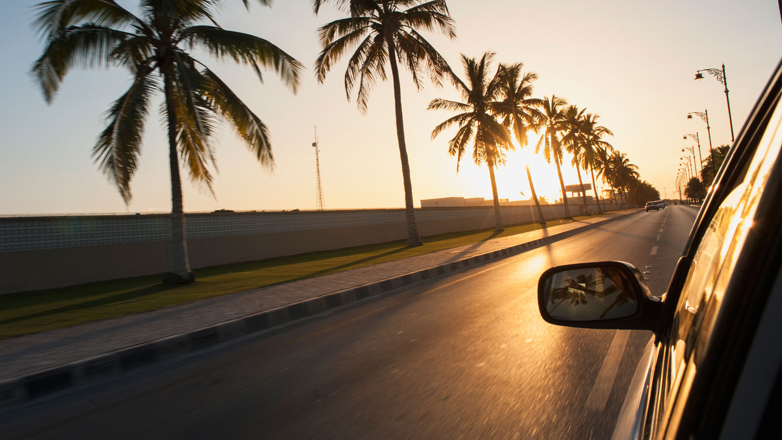 Auton tuulilasista näkyy jalkapohjat - lepohetki.
