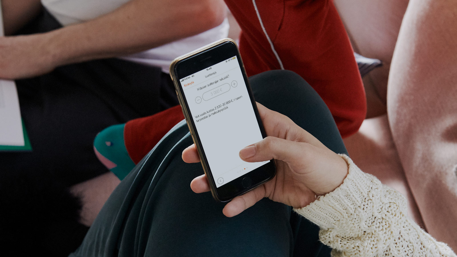 Henkilö tekee luottorajan korotushakemusta puhelimella OP-mobiilissa.