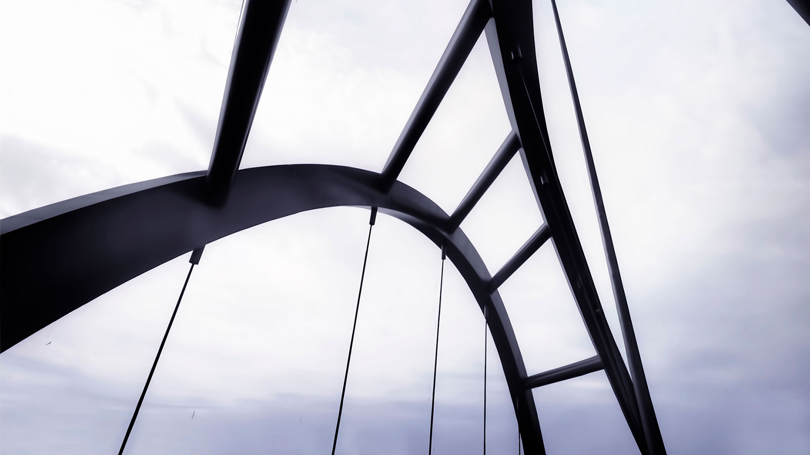 Silta alhaalta kuvattuna