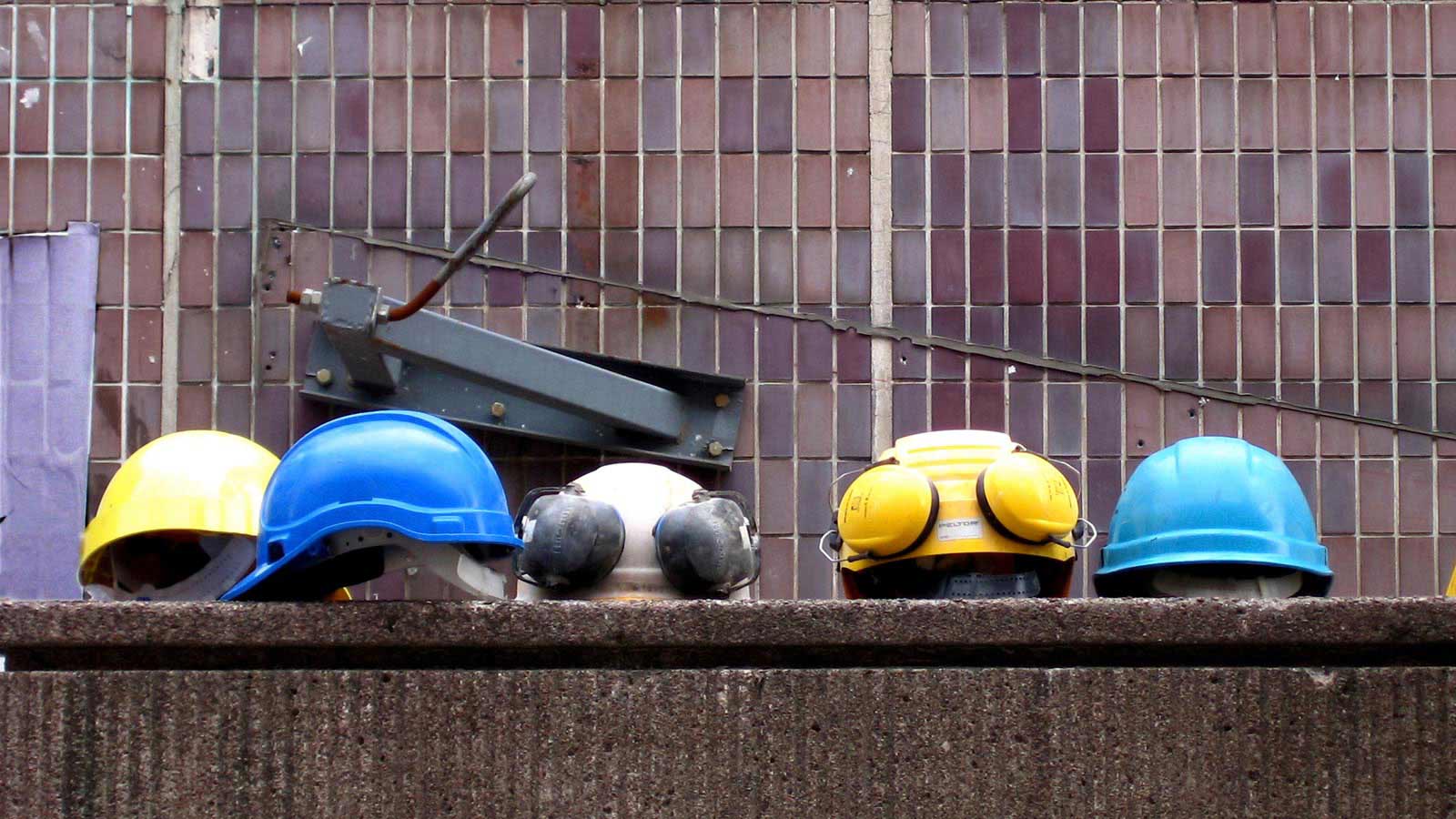 Viisi kypärää rivissä.