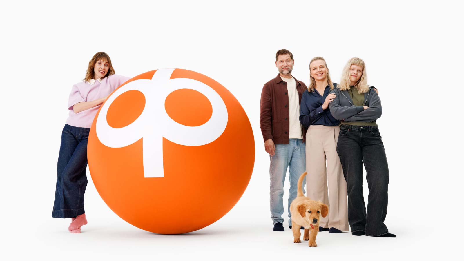 Valkoisessa ympäristössä suuri oranssi pallo, jossa valkoisella OP Pohjolan liikemerkki. Pallon ympärillä perhe ja koira, joka on kultaisennoutajan pentu.