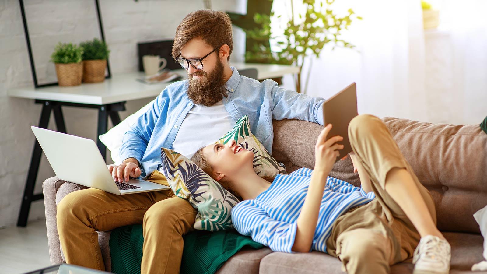 Pariskunta sohvalla.