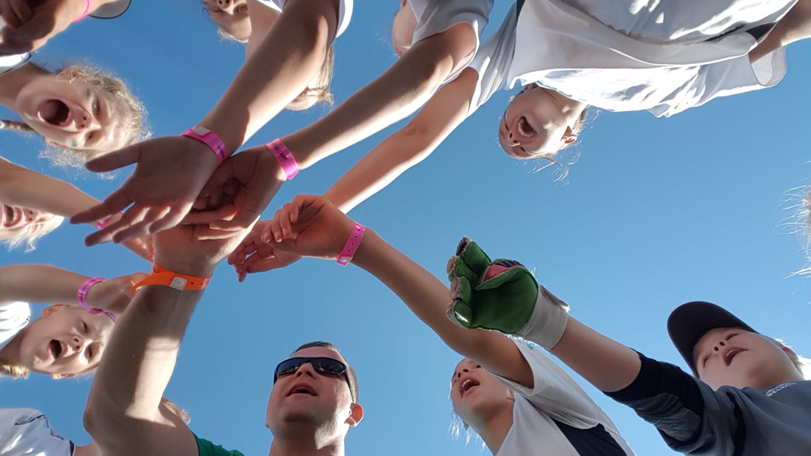 Joukkue kädet yhdessä