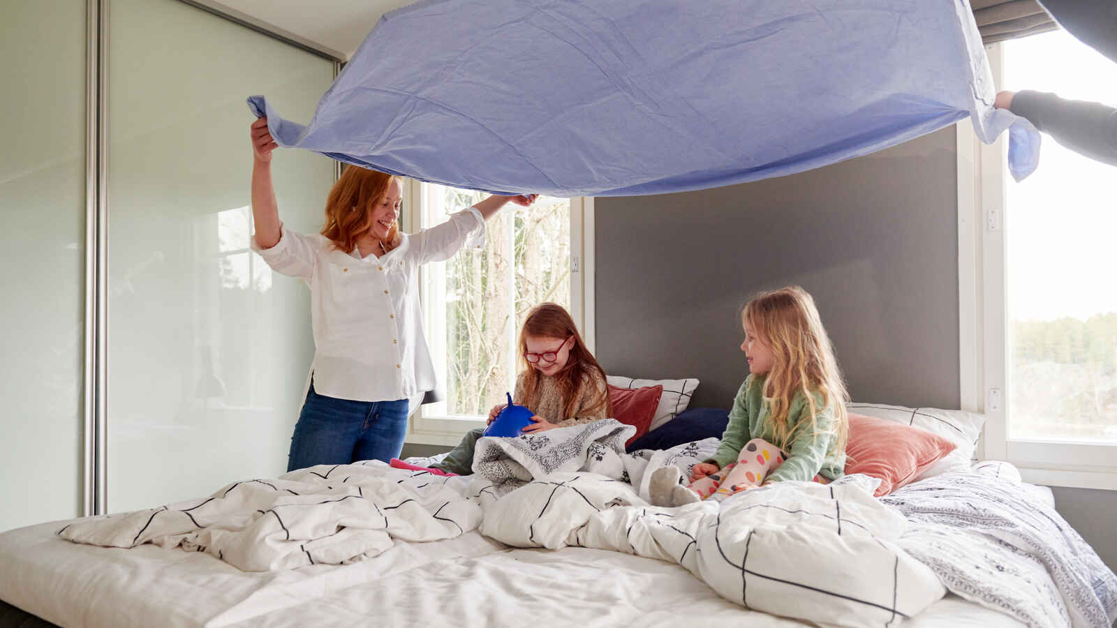 Kuvituskuva. Äiti ja lapset.