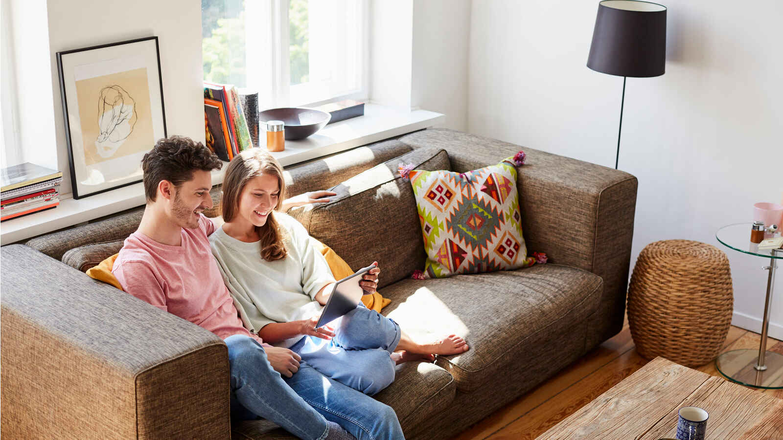 Kuvituskuva. Pariskunta sohvalla.