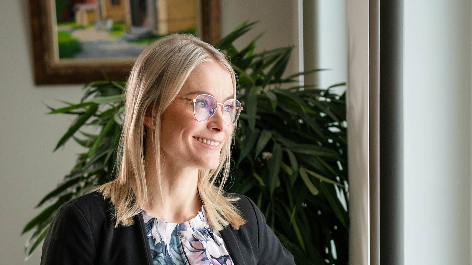 muutosvalmentaja Heidi Lösönen katsoo ulos konttorin ikkunasta