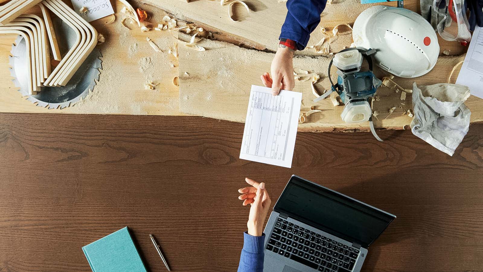 Yrittäjä ojentaa laskun eteenpäin