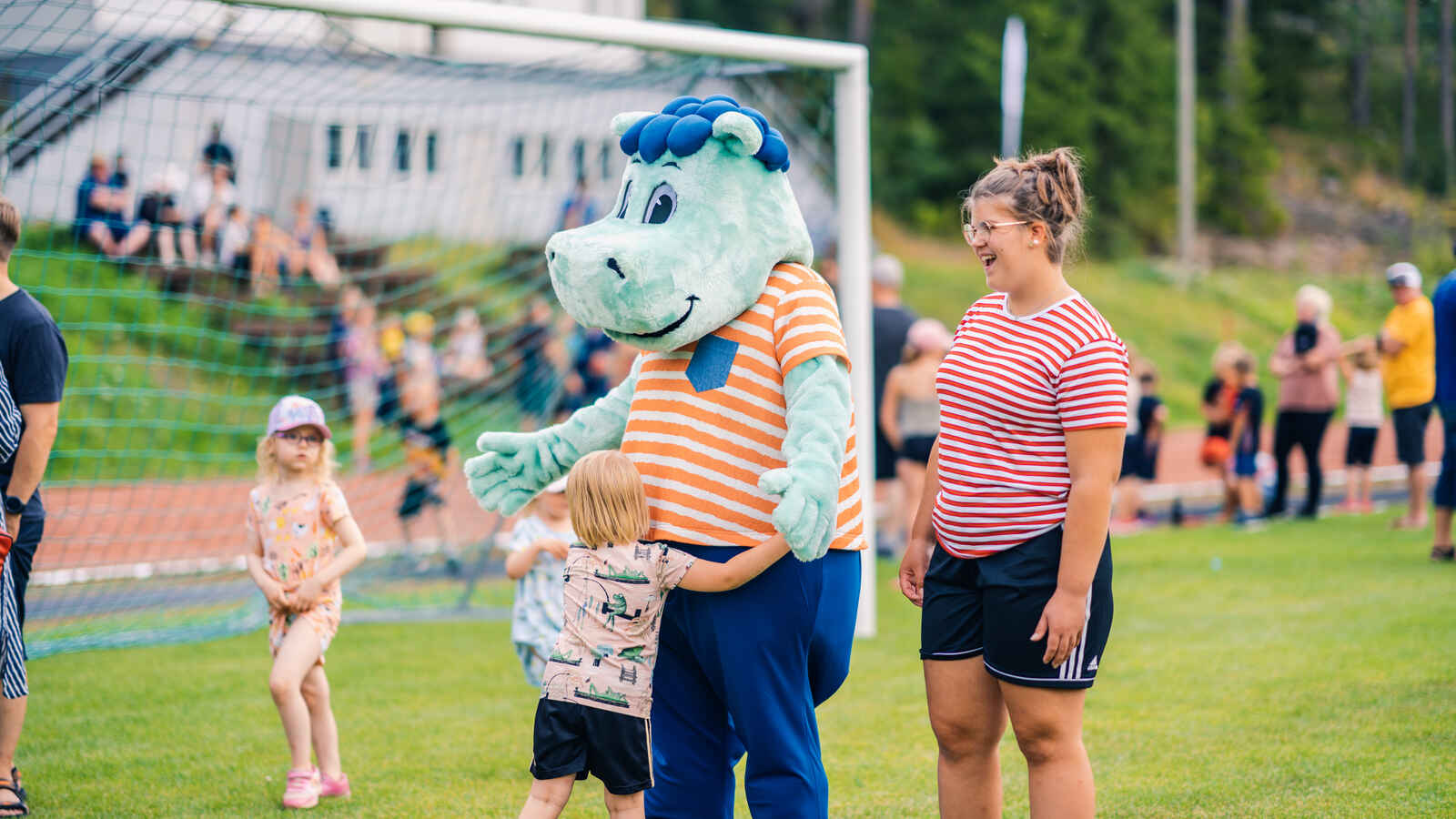 Hille-Hippo tervehtii lapsia Hippo-kisoissa