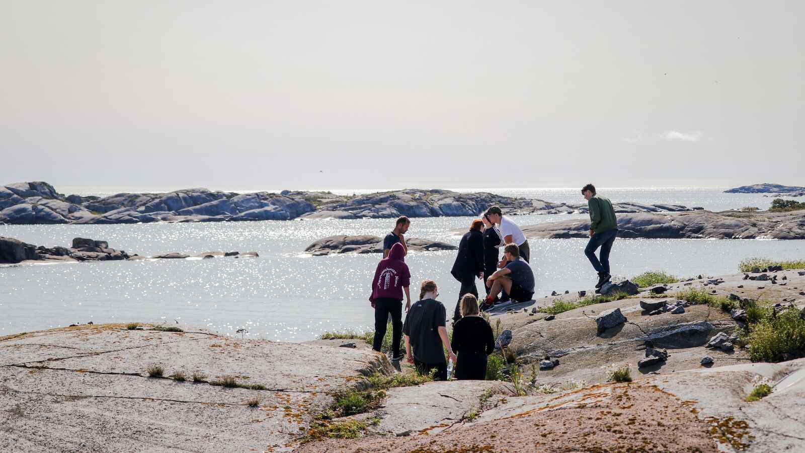 Nuoria kallioisella meren rannalla