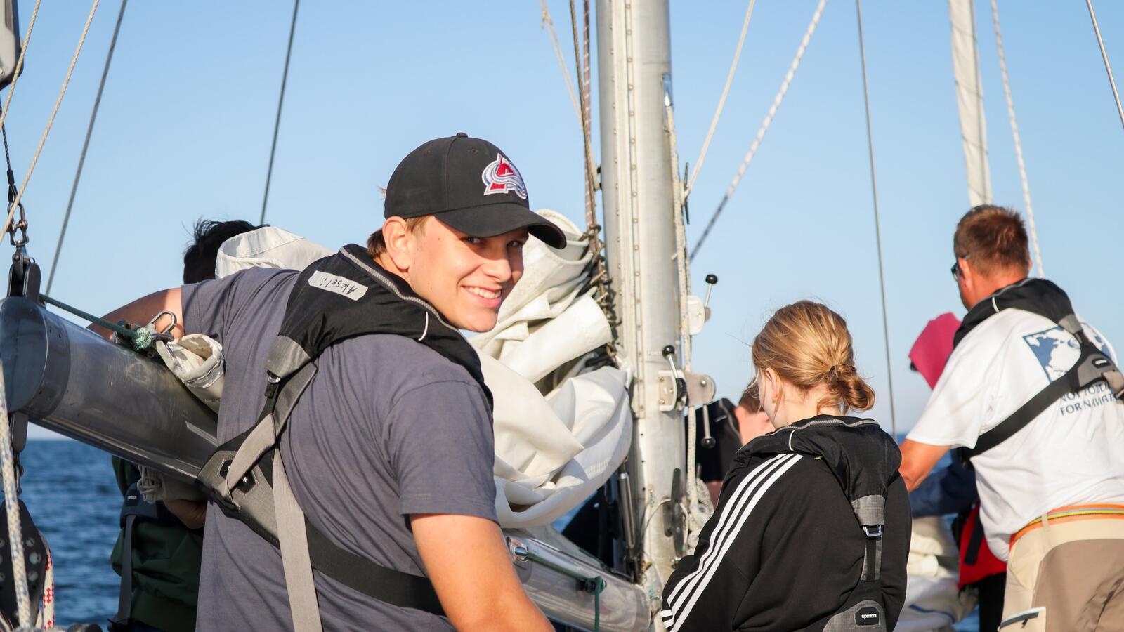 Nuoria purjehtijoita purjelaivalla