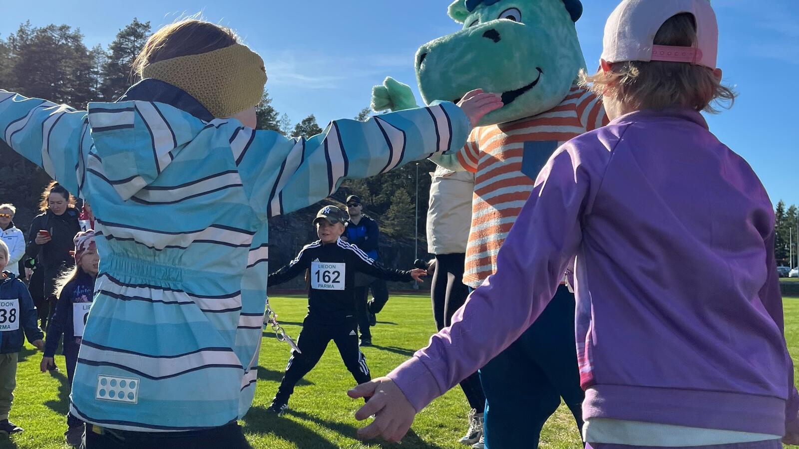 Lapset jumppaavat Hipon kanssa