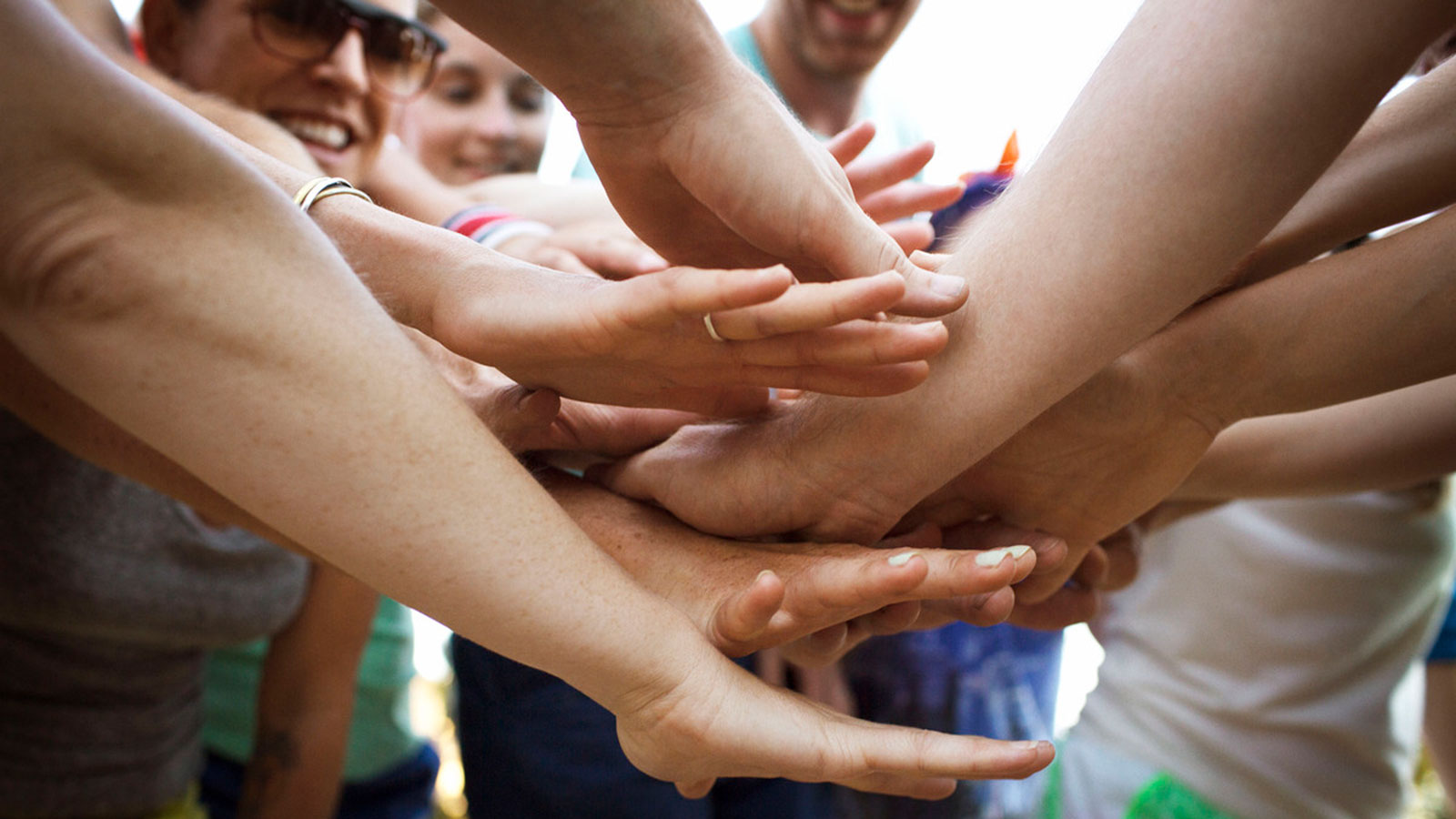Kädet yhdessä