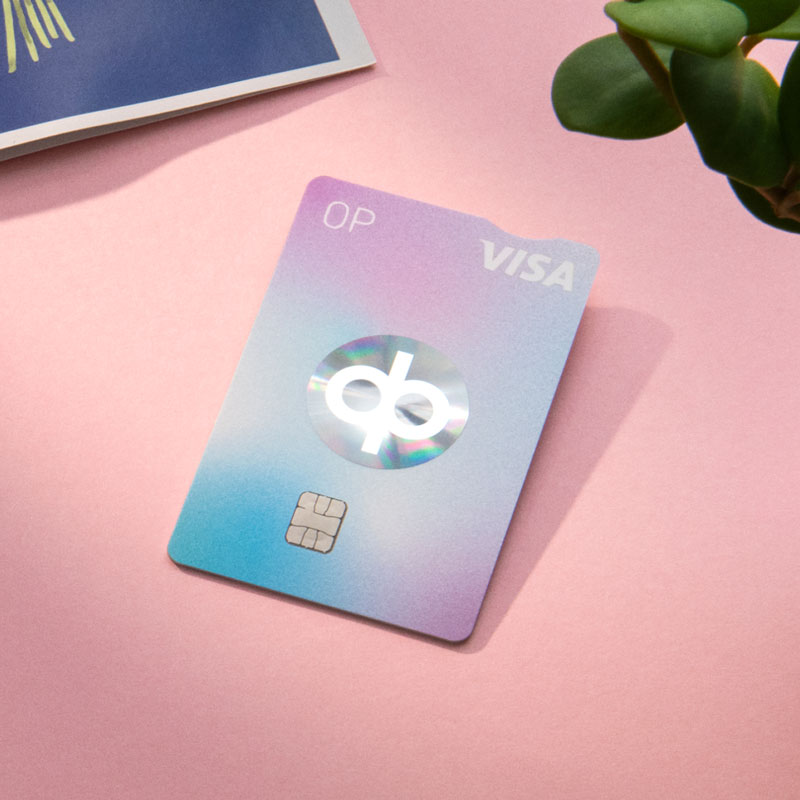 Barnets bankkort på ett rosa bord.